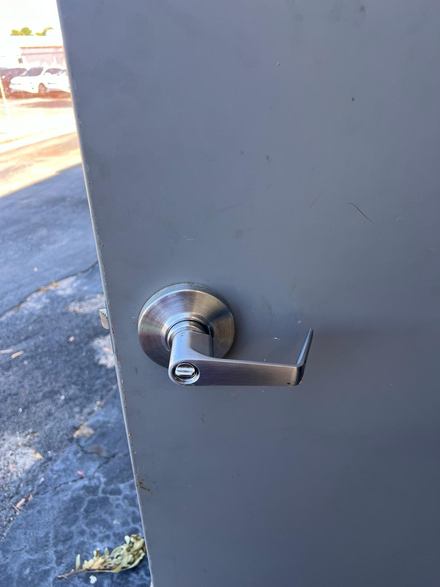 Storeroom-function lever lock on a commercial door