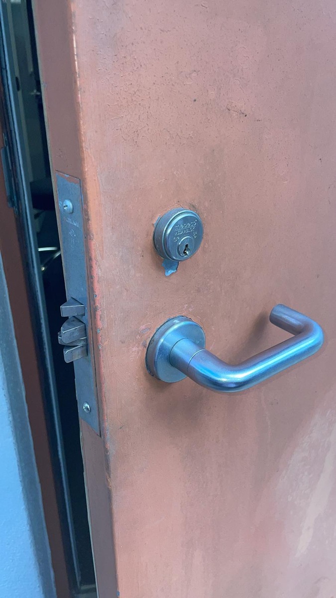 Mortise cylinder and return lever on a commercial door