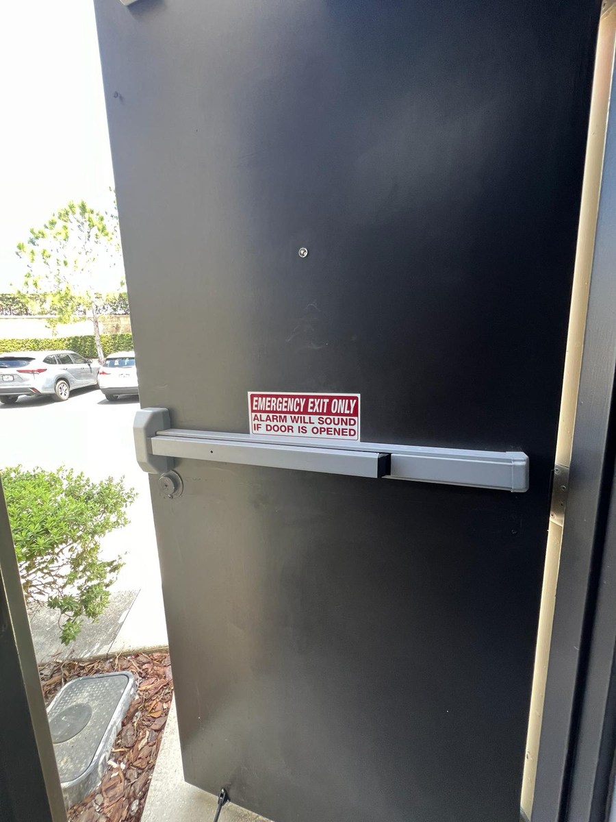 Emergency exit door fitted with a panic bar