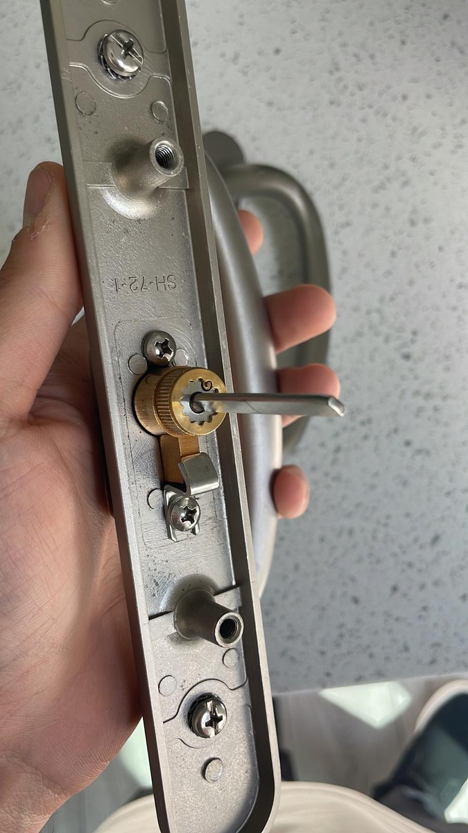 Sliding door mortise lock mechanism during repair