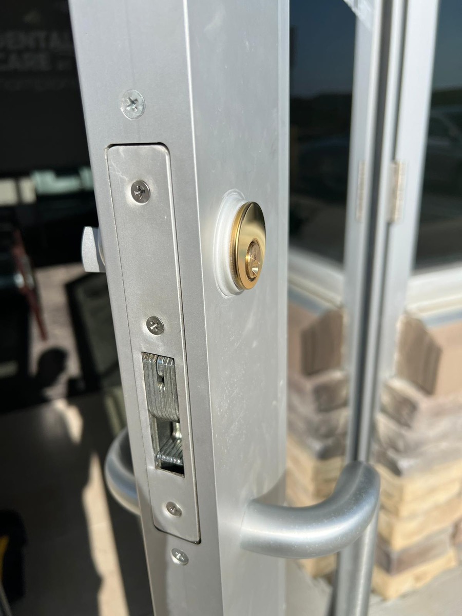 Aluminum storefront door deadlatch and pull handle